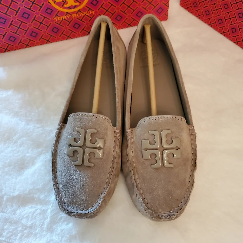 TORY BURCH BRAND NEW W/ TAG & BOX! TORY BURCH LOWELL 2 DRIVER-SUEDE - Picture 1 of 11